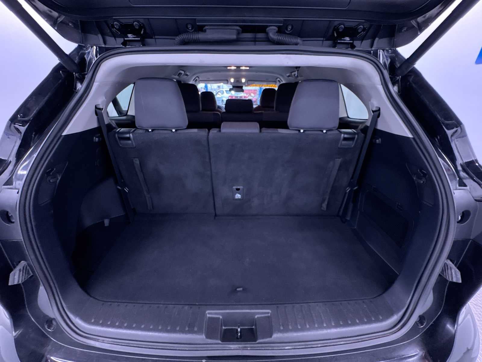 Used 2025 Toyota Highlander LE FWD image 43