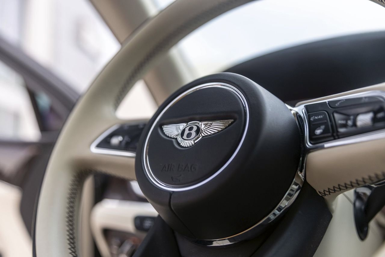 Used 2021 Bentley Bentayga AWD/4WD image 39