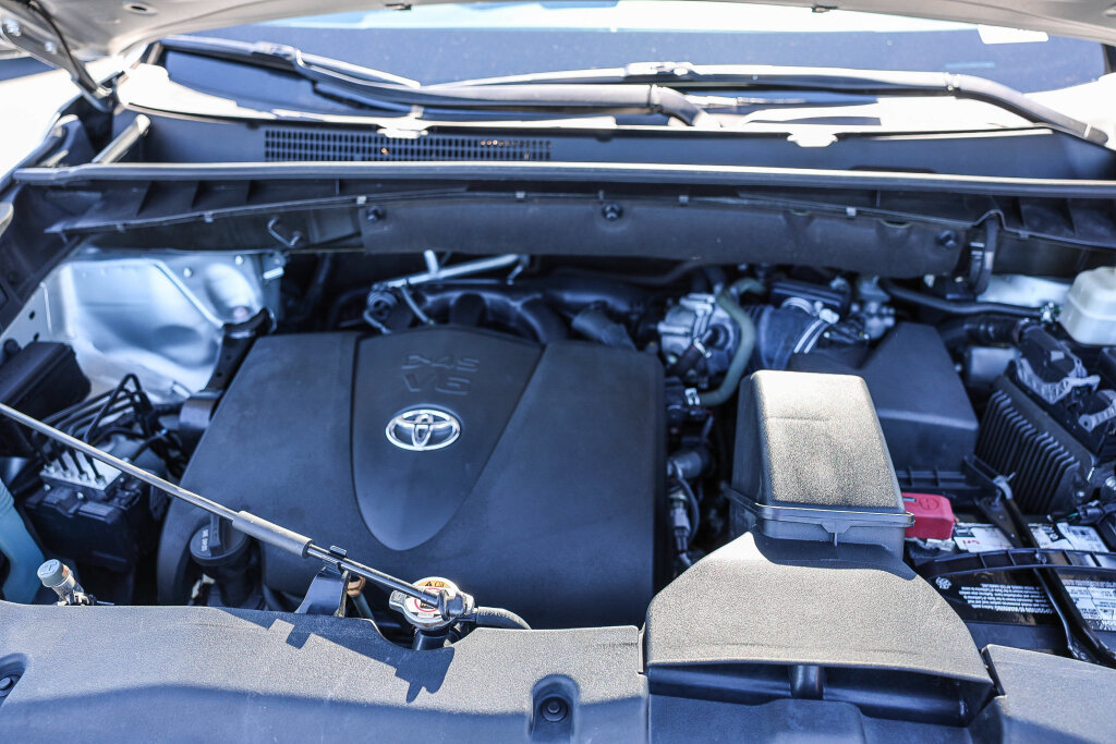 Used 2019 Toyota Highlander SE FWD image 19