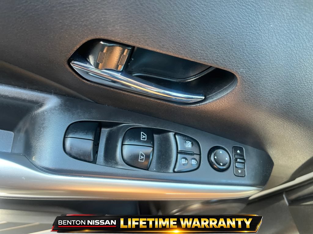 Used 2019 Nissan Kicks SR w/ SR Premium Package FWD image 12