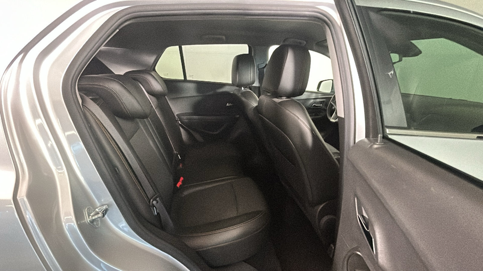 Used 2019 Chevrolet Trax LT w/ LT Convenience Package FWD image 35
