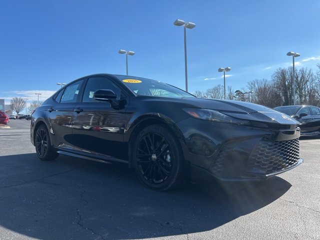 Used 2025 Toyota Camry SE image 3