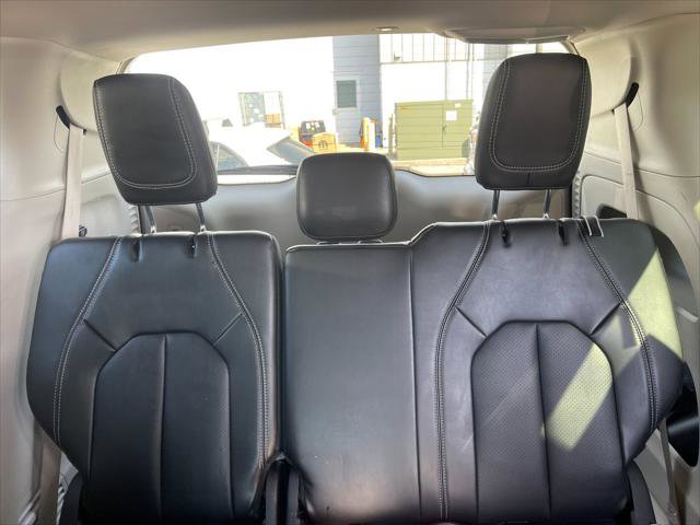 Used 2024 Chrysler Pacifica Touring-L image 17