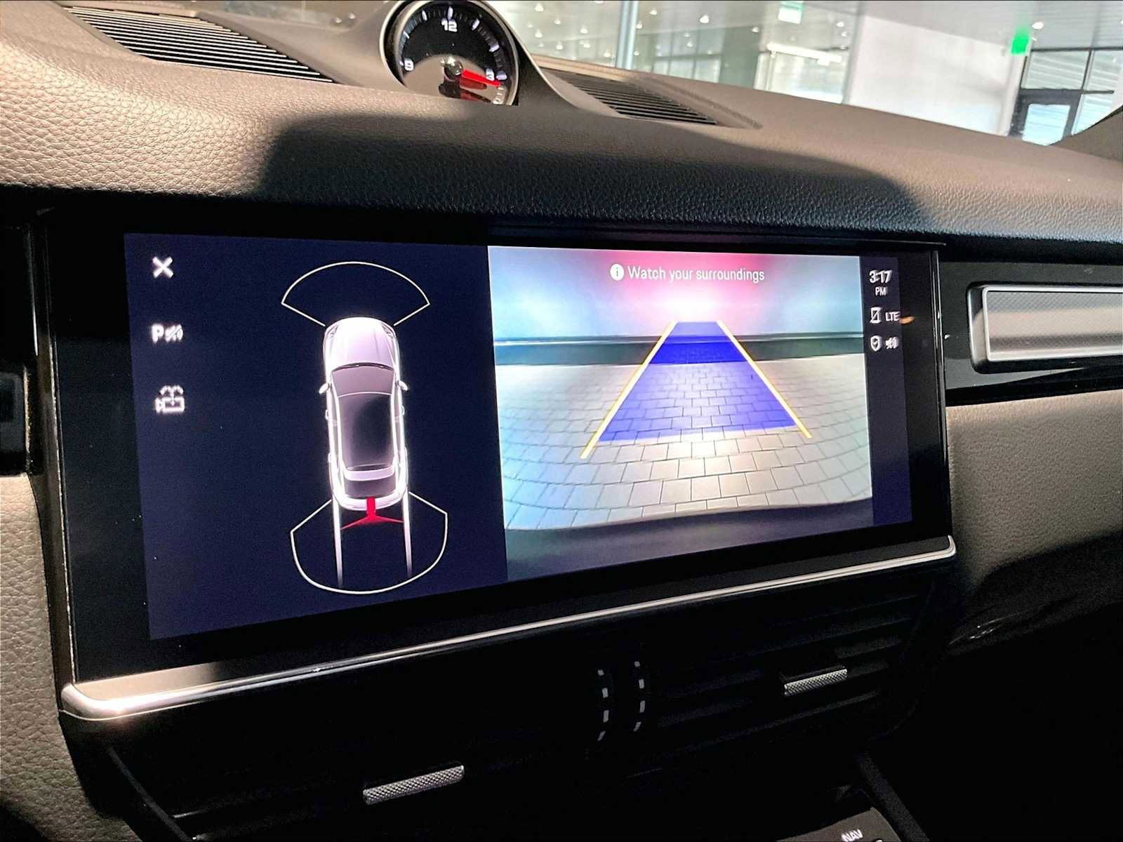 Used 2023 Porsche Cayenne Platinum Edition image 28