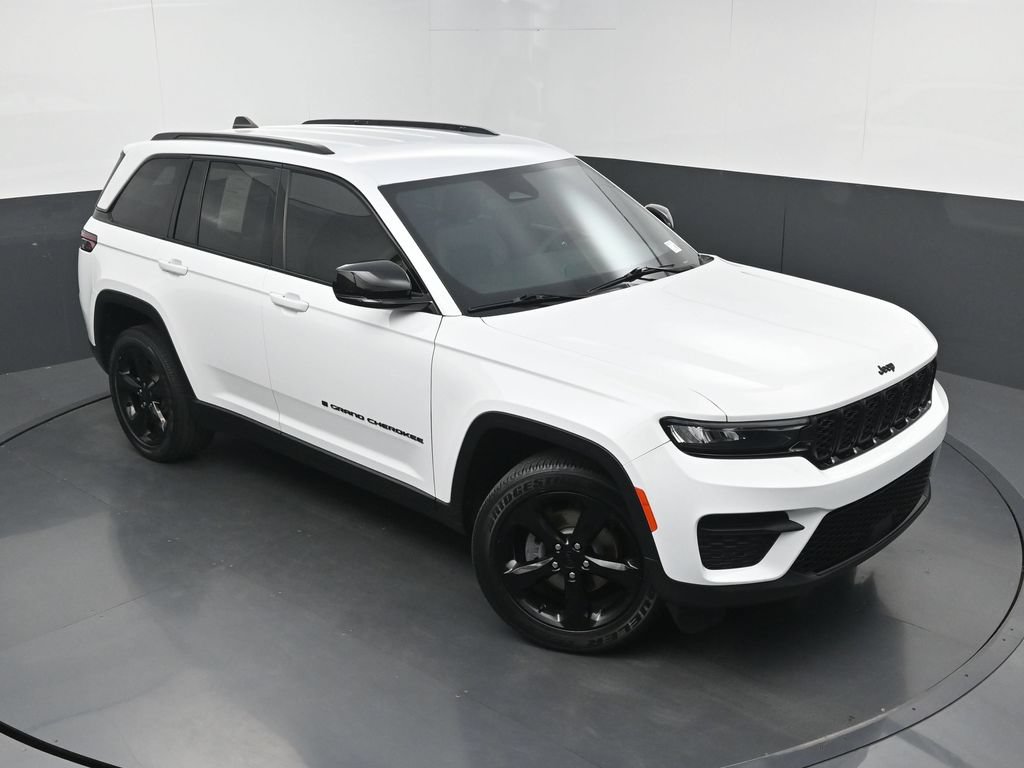 Used 2023 Jeep Grand Cherokee Altitude RWD image 33