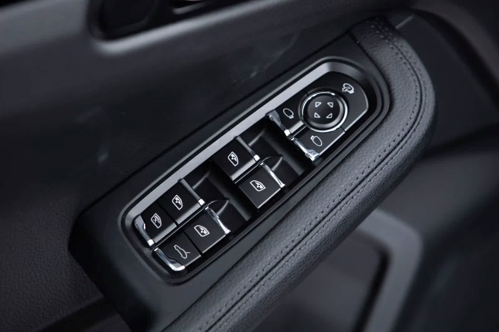 Certified 2026 Porsche Macan AWD/4WD image 25