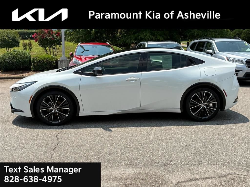 Used 2024 Toyota Prius XLE FWD image 3