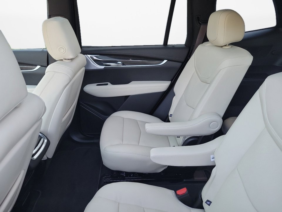 New 2025 Cadillac XT6 Sport w/ Technology Package image 13