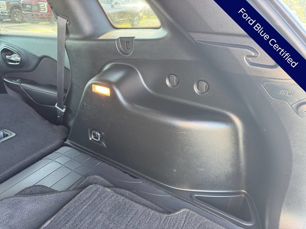 Used 2017 Jeep Cherokee Latitude w/ Comfort/Convenience Group FWD image 36