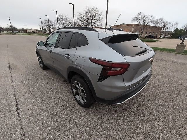 Used 2025 Chevrolet Trax LT w/ LT Convenience Package image 11
