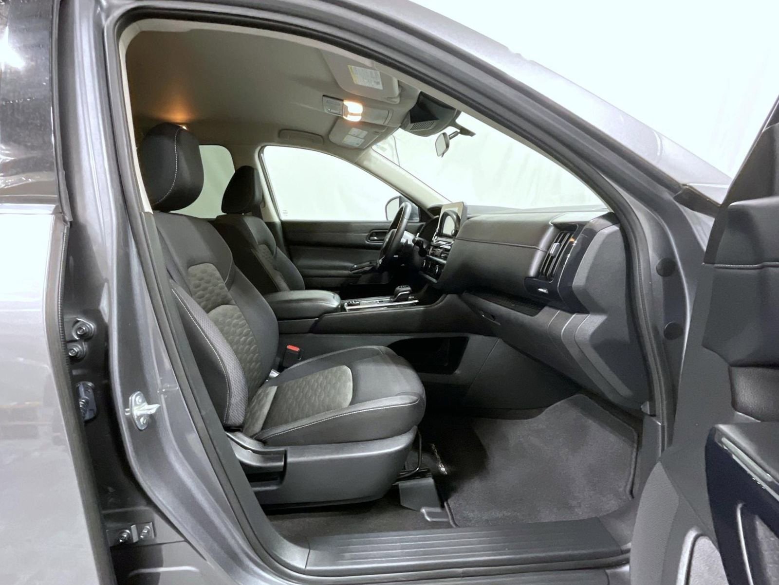 Used 2024 Nissan Pathfinder SV w/ Black Appearance Package AWD/4WD image 16