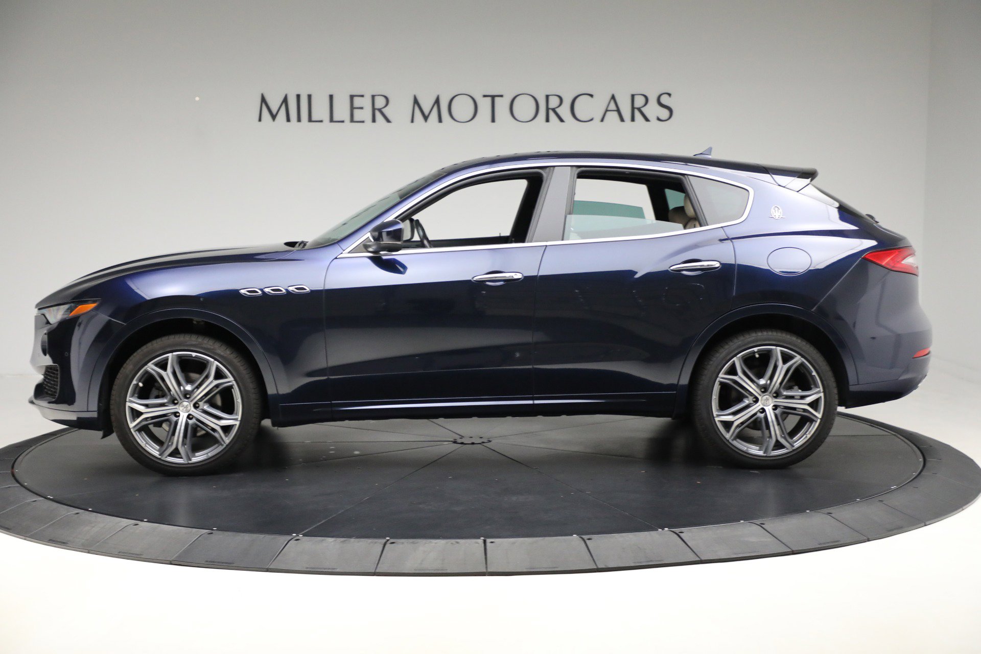 Used 2019 Maserati Levante image 2