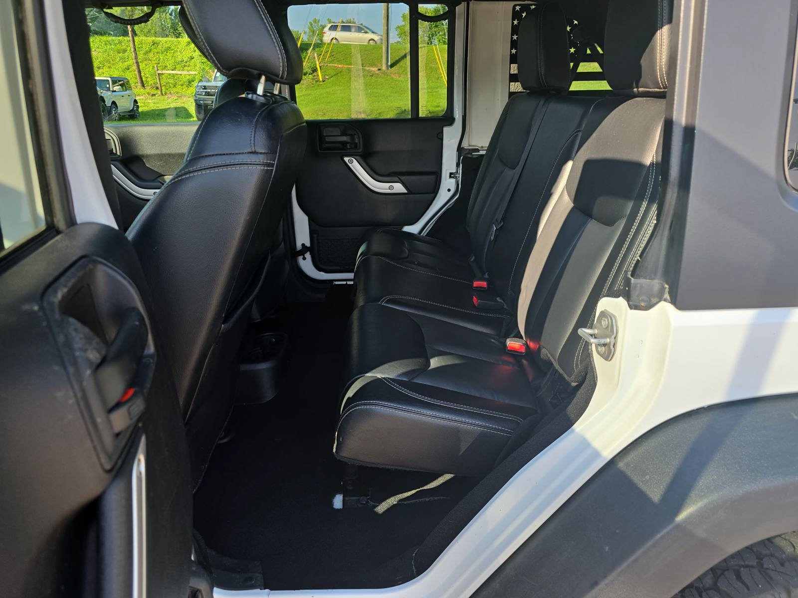 Used 2017 Jeep Wrangler Unlimited Rubicon w/ Connectivity Group AWD/4WD image 13