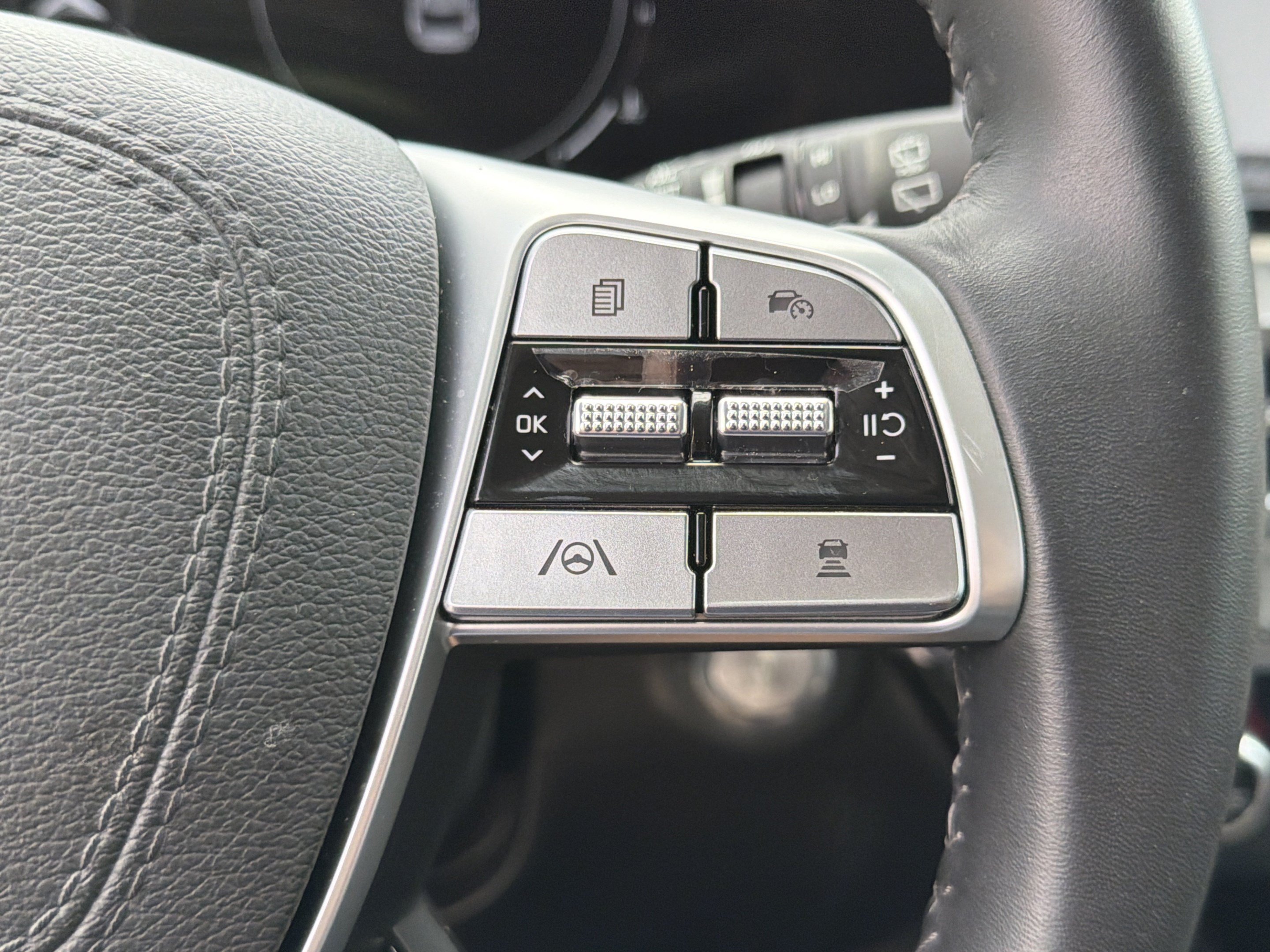 Used 2025 Kia Telluride SX w/ SX Captain's Chair Package FWD image 23