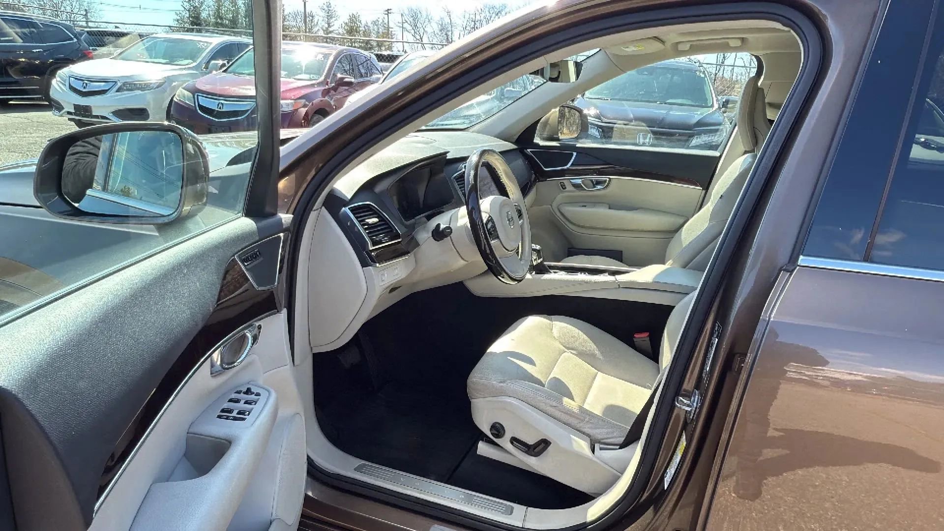 Used 2016 Volvo XC90 T6 Momentum w/ Momentum Plus Package AWD/4WD image 21