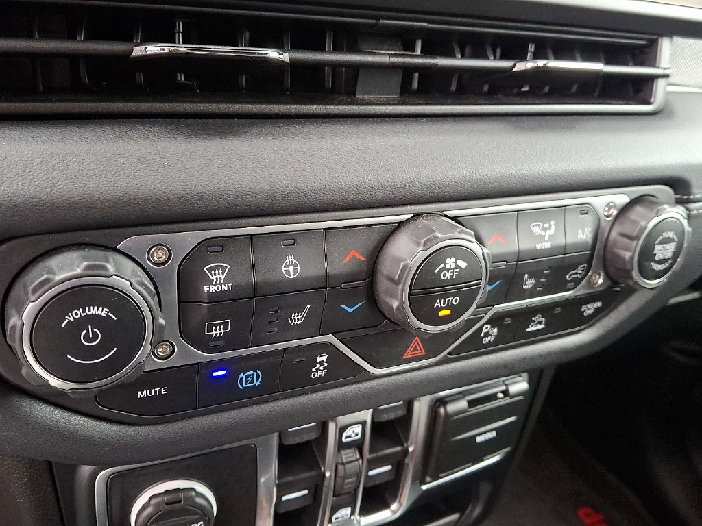 Used 2024 Jeep Wrangler Unlimited Sahara w/ Safety Group AWD/4WD image 16