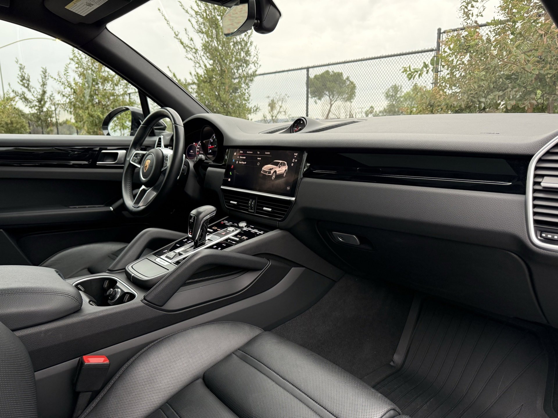 Certified 2022 Porsche Cayenne Platinum Edition image 25