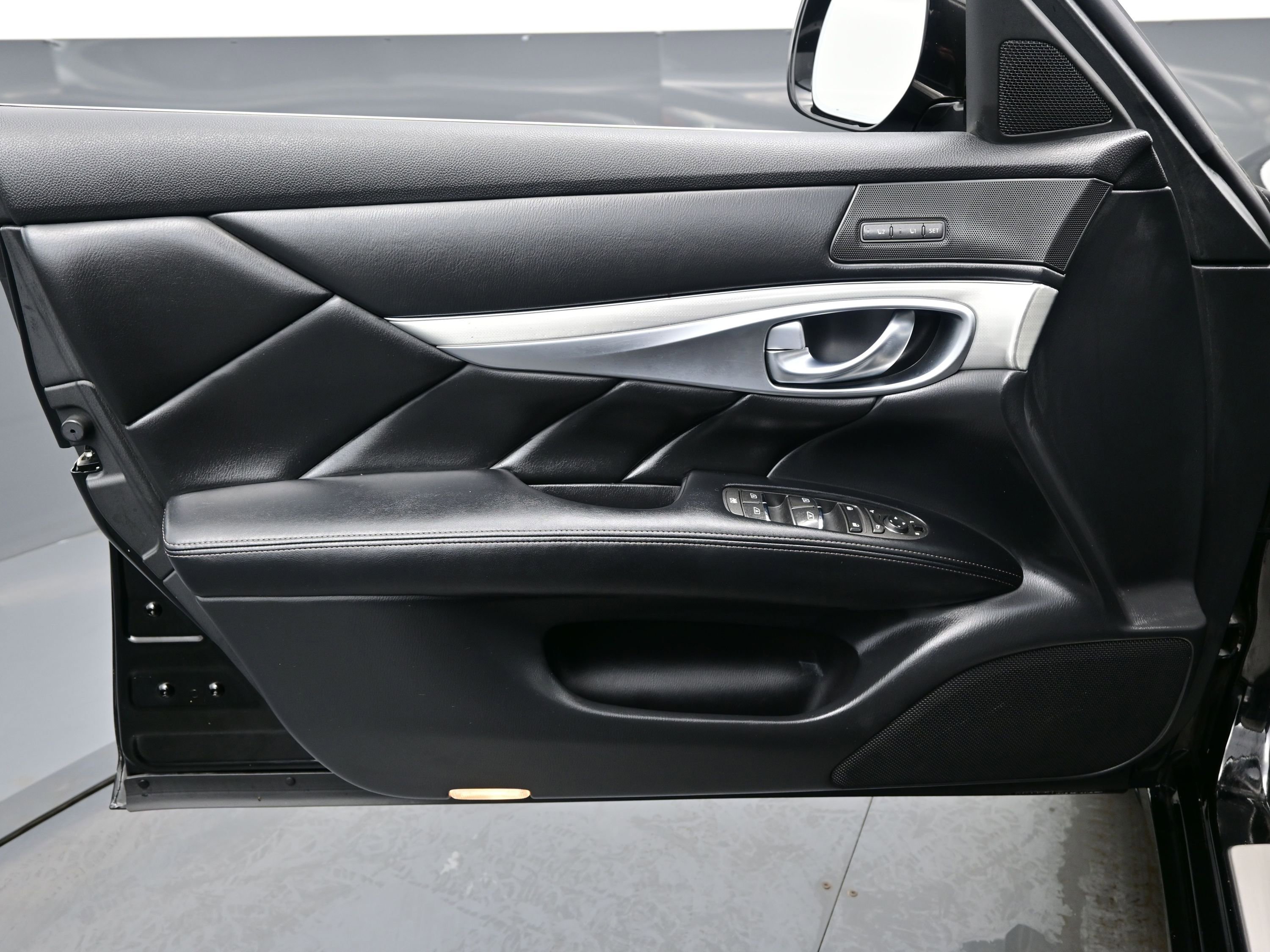 Used 2018 INFINITI Q70 Luxe image 9