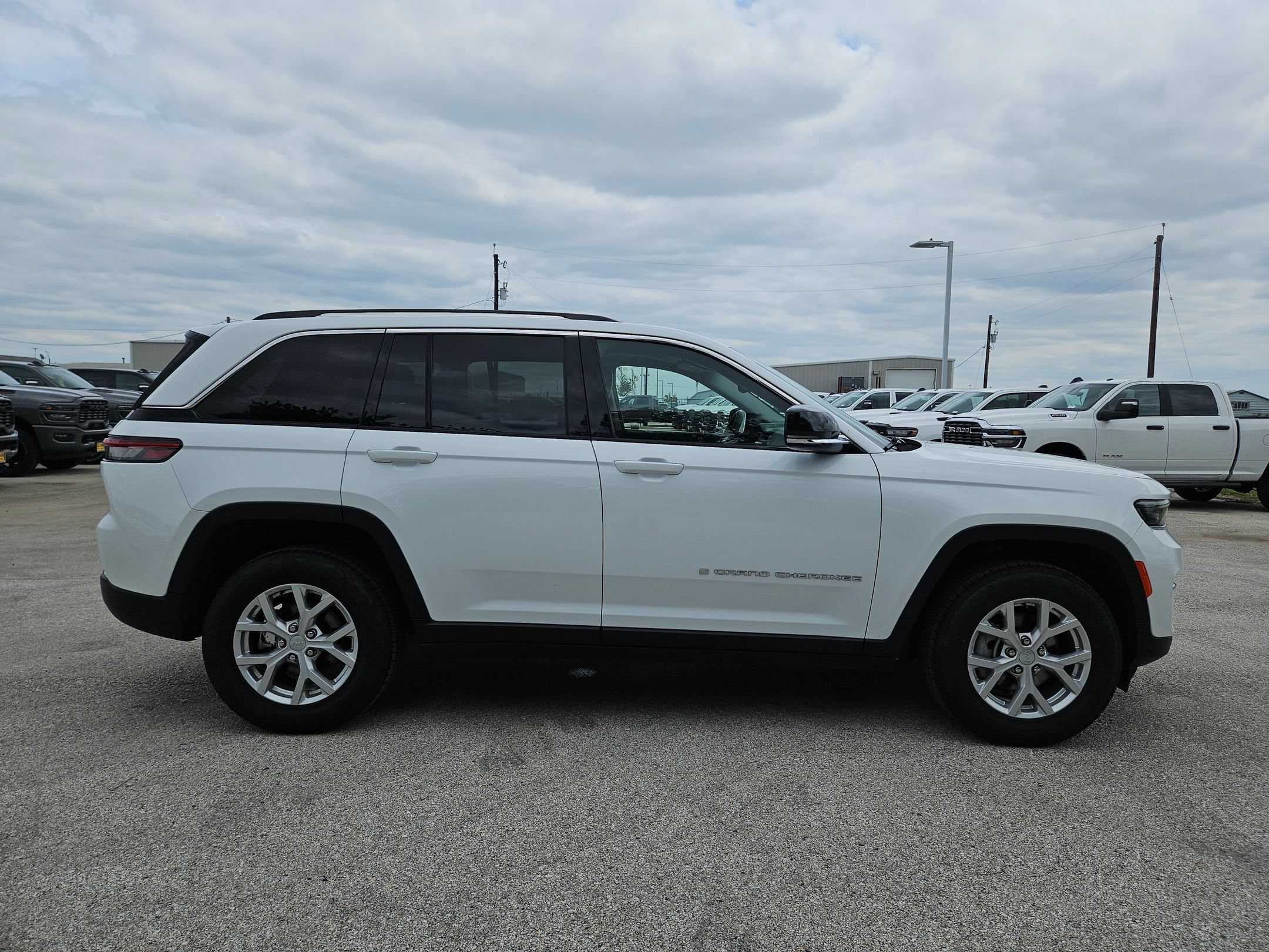 Used 2023 Jeep Grand Cherokee Limited RWD image 2