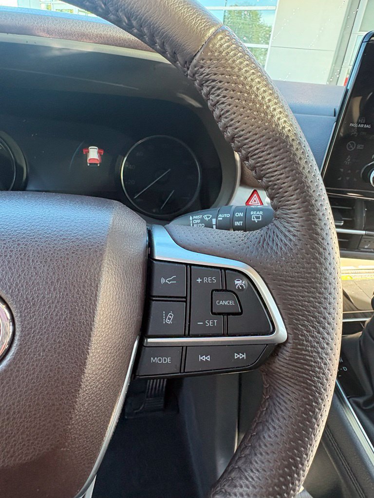 Used 2023 Toyota Sienna Platinum AWD/4WD image 26