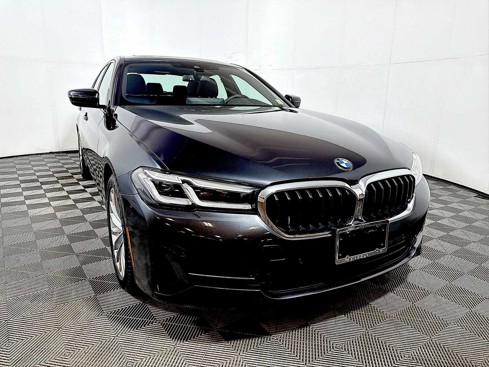 Used 2023 BMW 530i xDrive w/ Convenience Package AWD/4WD image 2