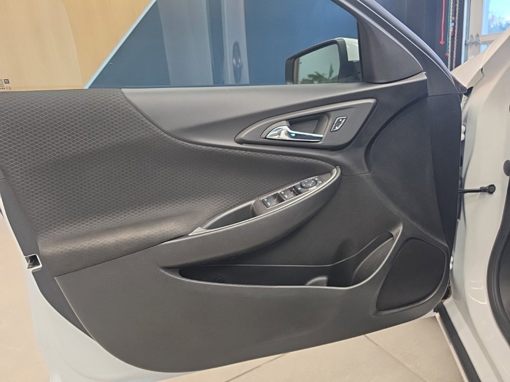 Used 2025 Chevrolet Malibu RS FWD image 36