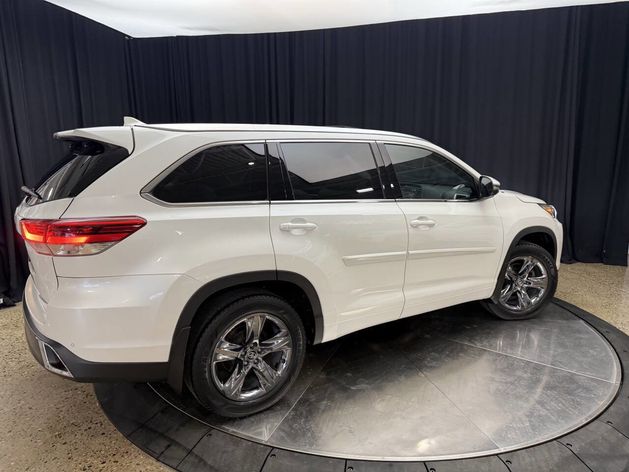 Used 2019 Toyota Highlander Limited Platinum AWD/4WD image 13