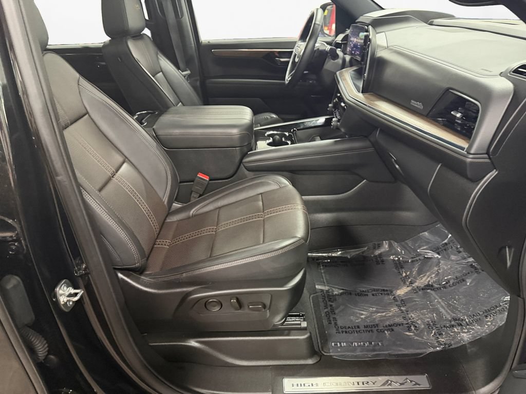 Used 2025 Chevrolet Suburban High Country AWD/4WD image 9