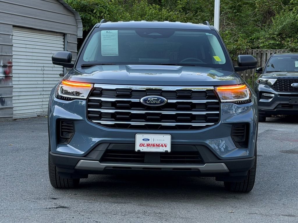 Used 2025 Ford Explorer Active AWD/4WD image 2