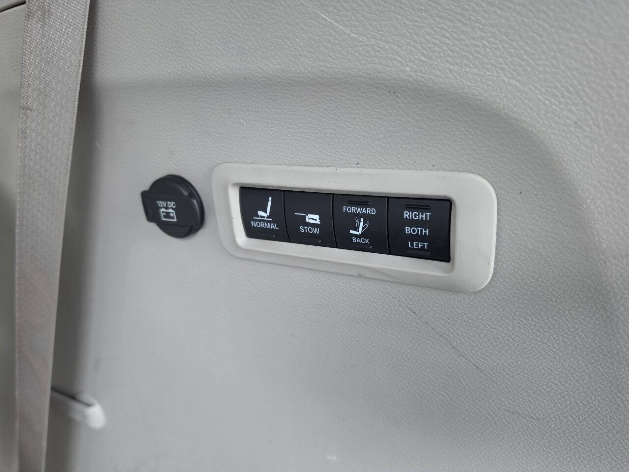 Used 2017 Chrysler Pacifica Limited w/ UConnect Theater Package FWD image 45