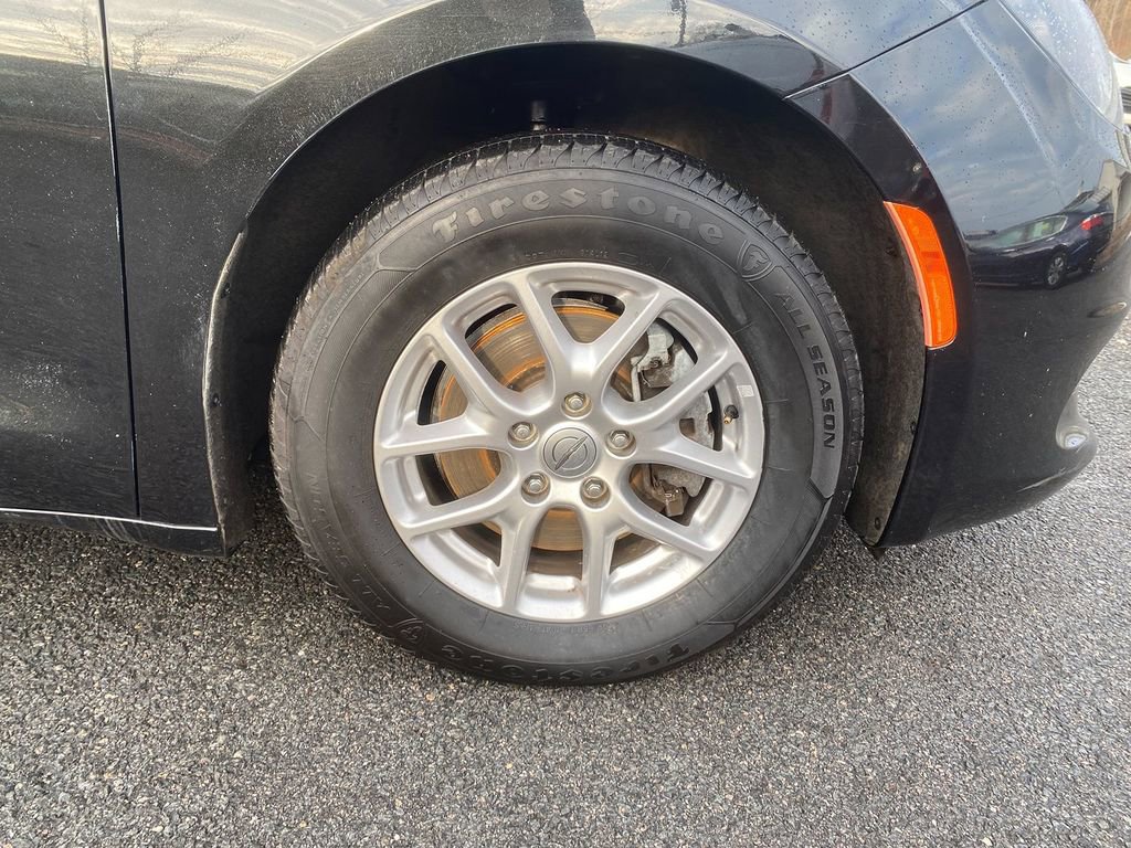 Used 2021 Chrysler Voyager LX image 32