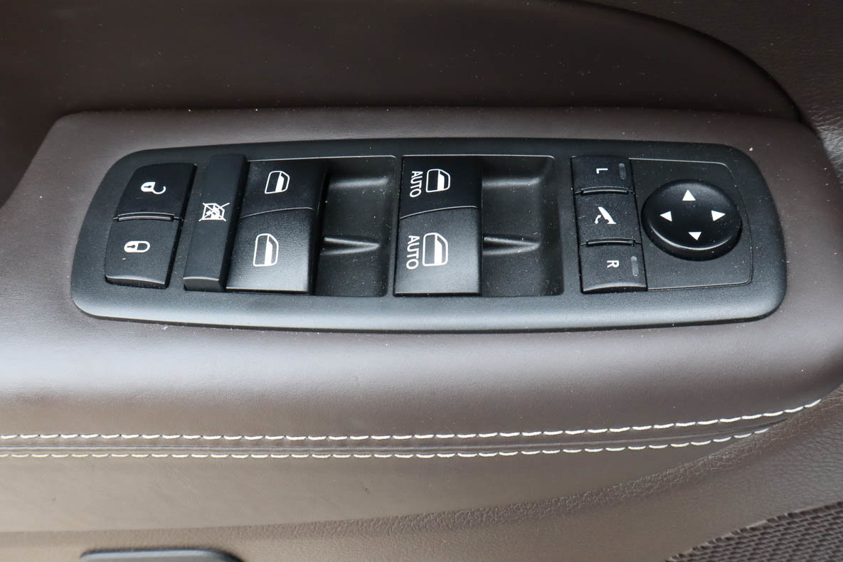 Used 2019 Jeep Grand Cherokee Overland AWD/4WD image 16
