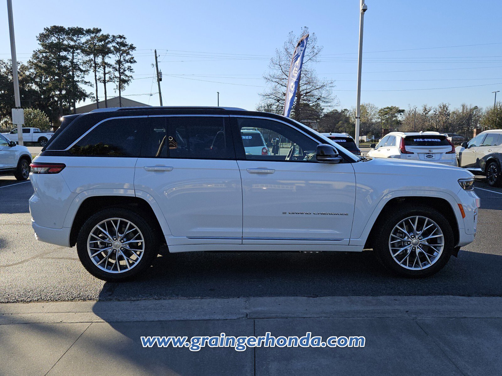 Used 2024 Jeep Grand Cherokee Summit w/ Luxury Tech Group V image 6