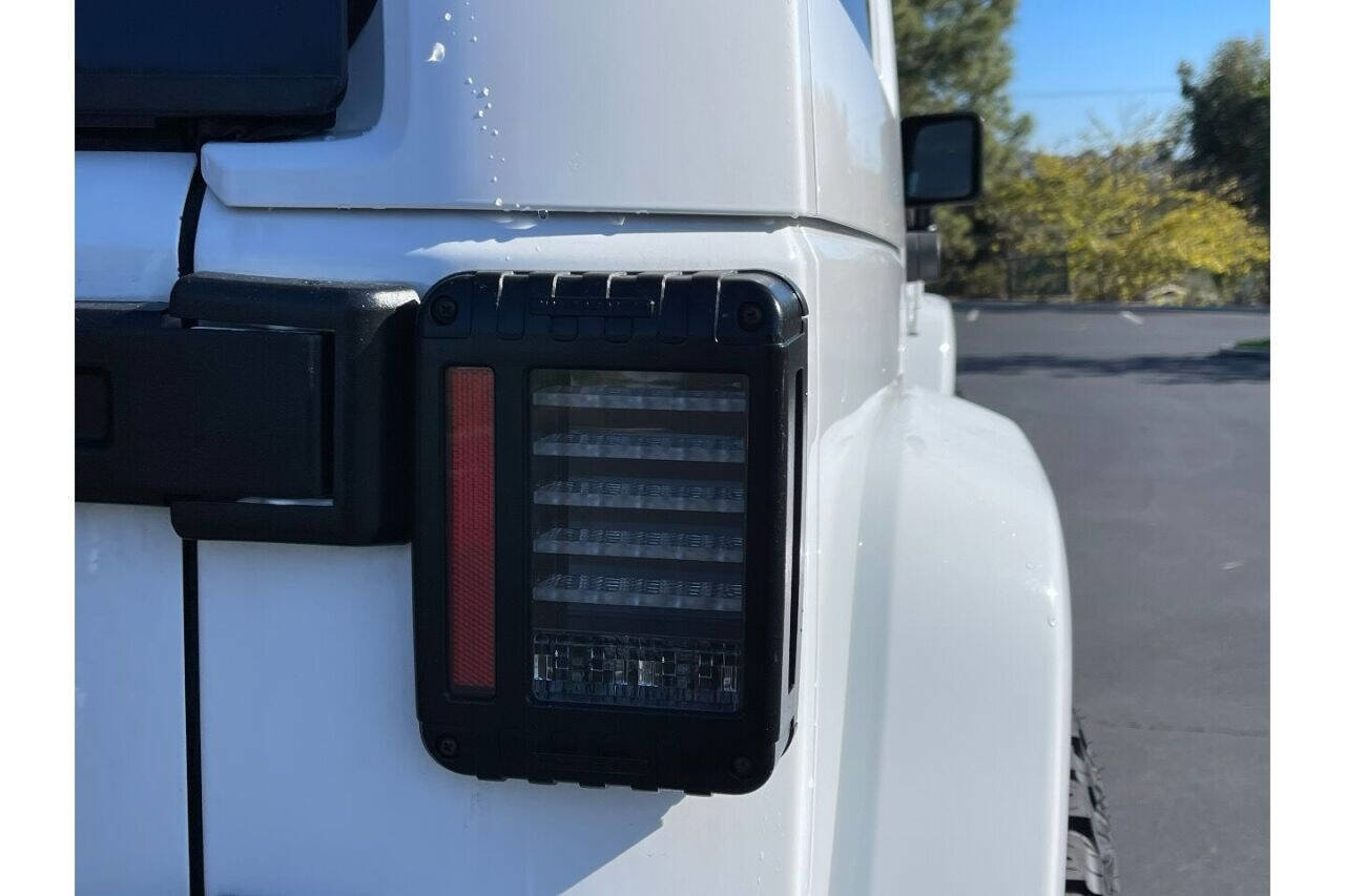 Used 2015 Jeep Wrangler Unlimited Sahara image 22