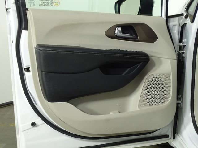 Used 2021 Chrysler Voyager L FWD image 16