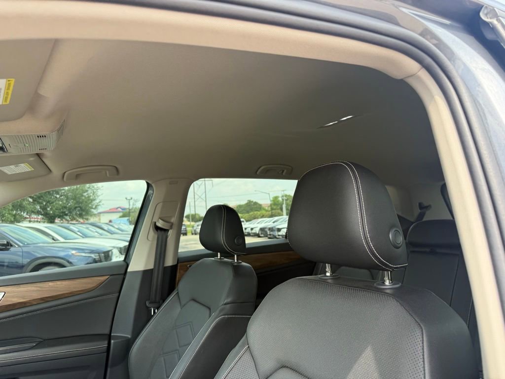 Certified 2025 Volkswagen Atlas SE FWD image 10