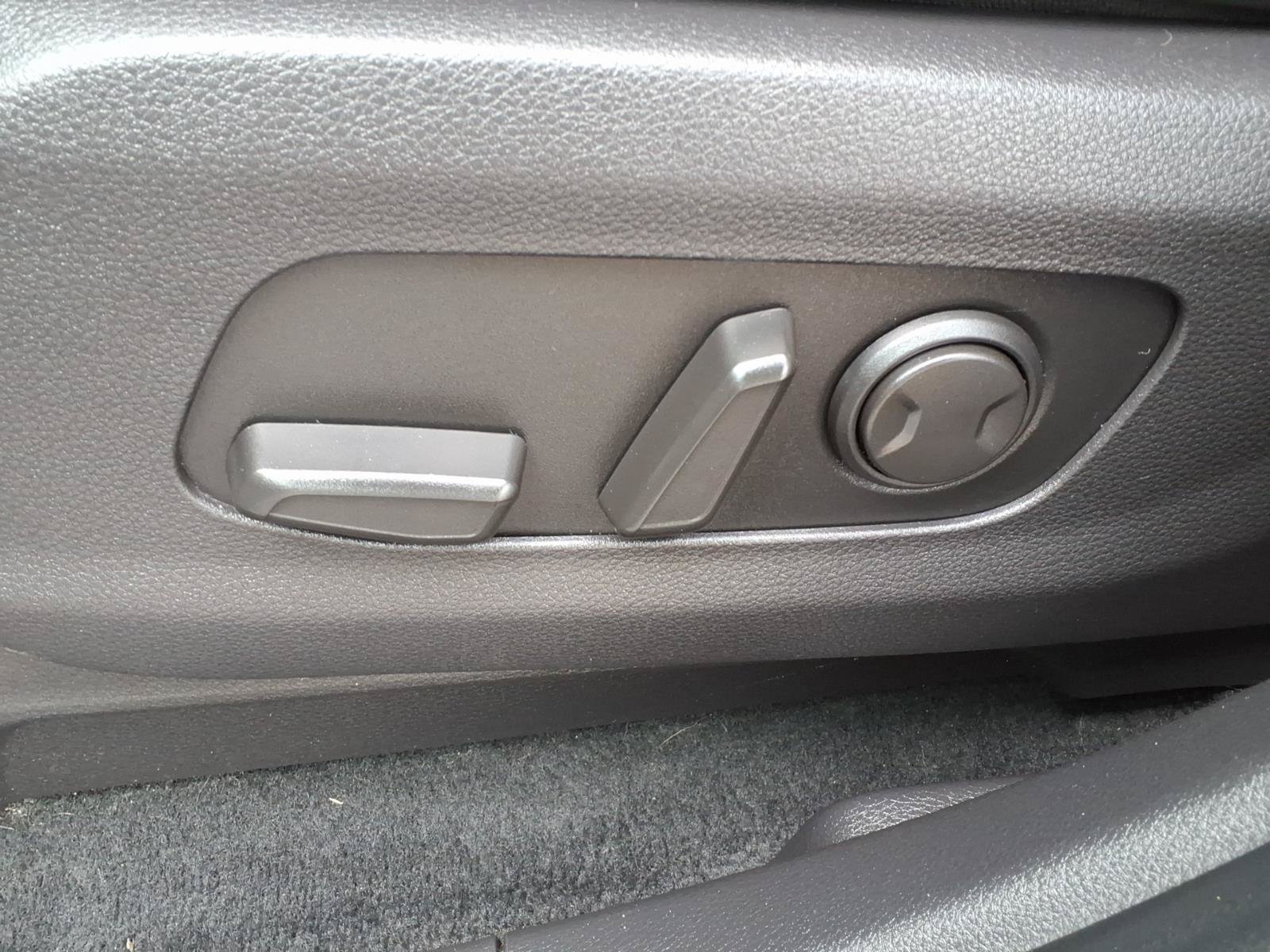 Used 2023 Kia Carnival EX FWD image 20