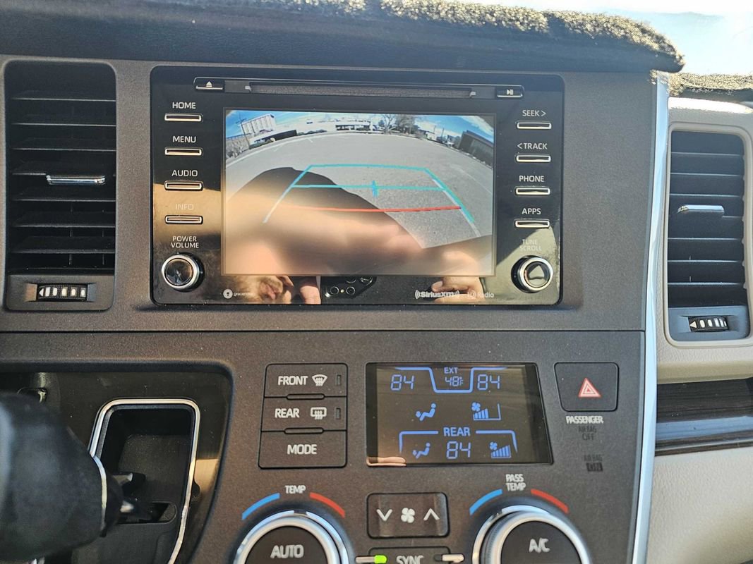 Used 2018 Toyota Sienna XLE FWD image 17