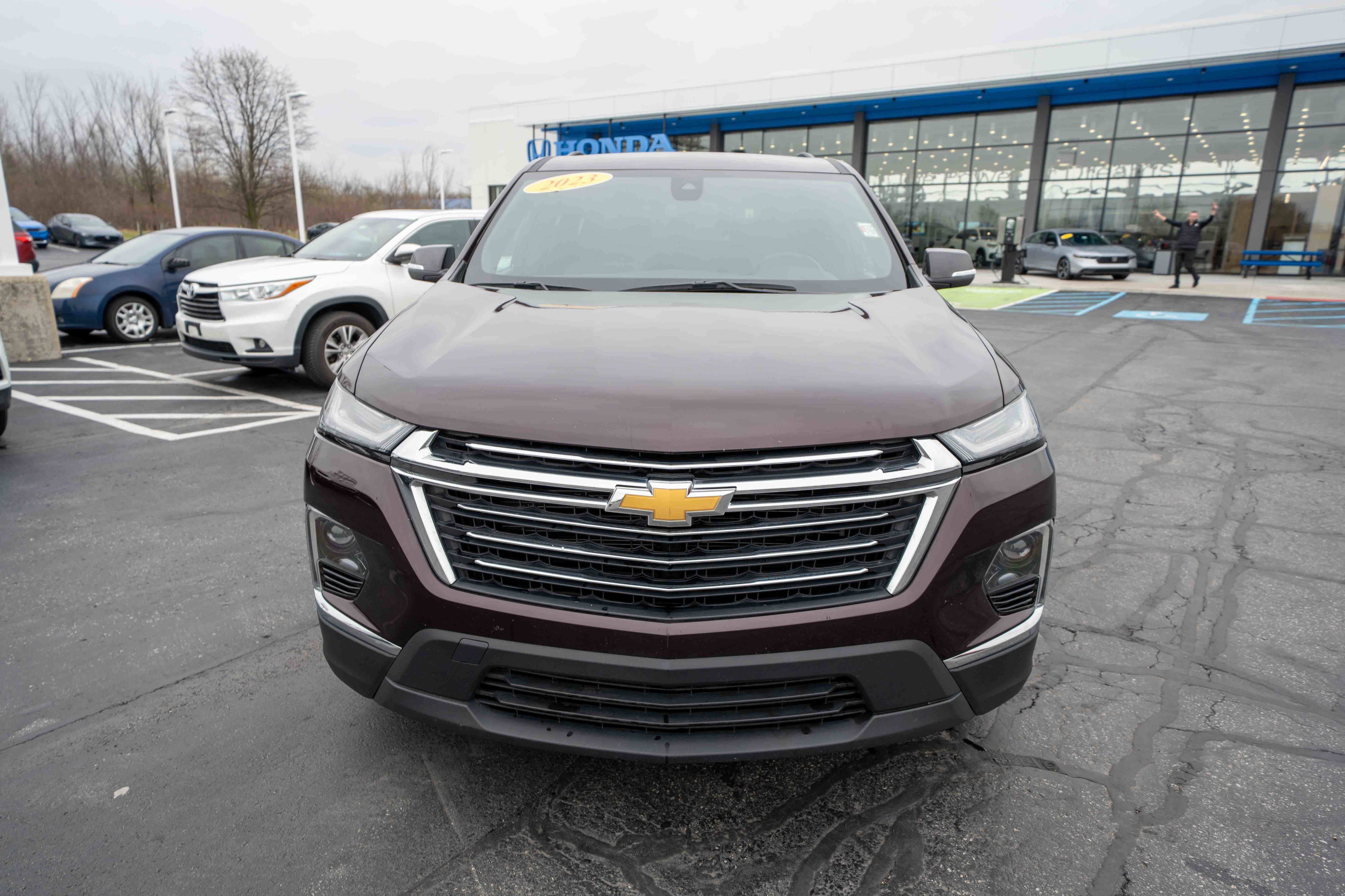 Used 2023 Chevrolet Traverse LT image 2