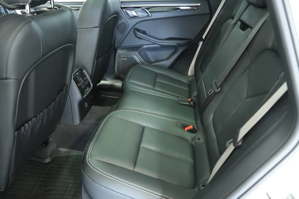 Certified 2025 Porsche Macan AWD/4WD image 27