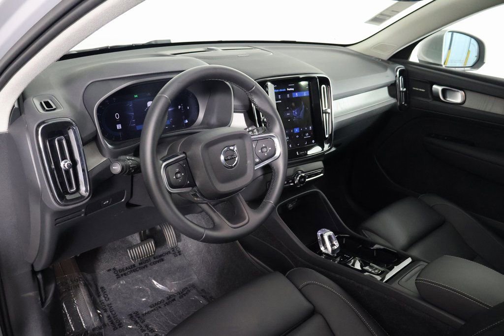 Used 2025 Volvo XC40 B5 Ultra w/ Climate Package image 7