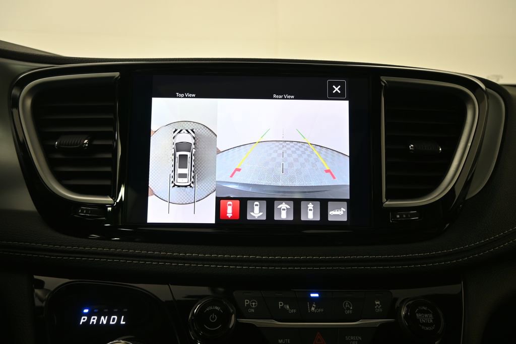 Used 2025 Chrysler Pacifica Limited w/ Trailer Tow Group AWD/4WD image 31