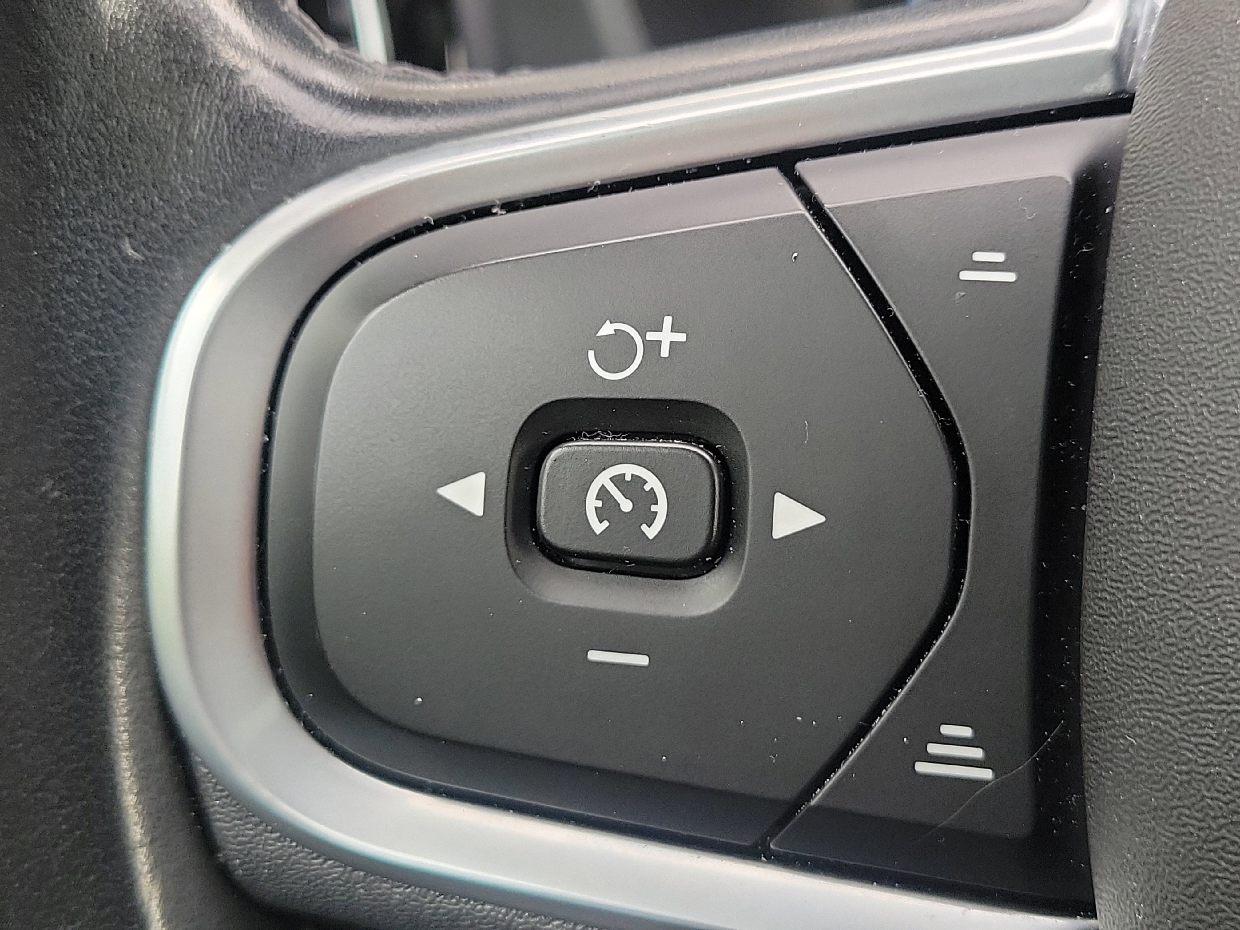 Used 2021 Volvo XC60 T5 Momentum image 26