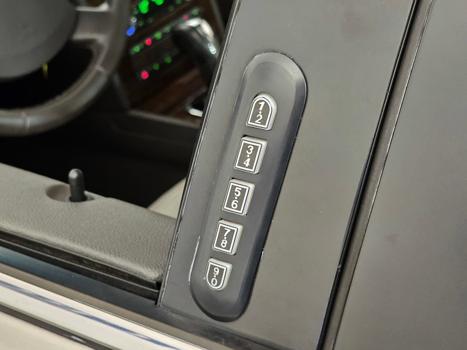 Used 2009 Ford Taurus Limited FWD image 2