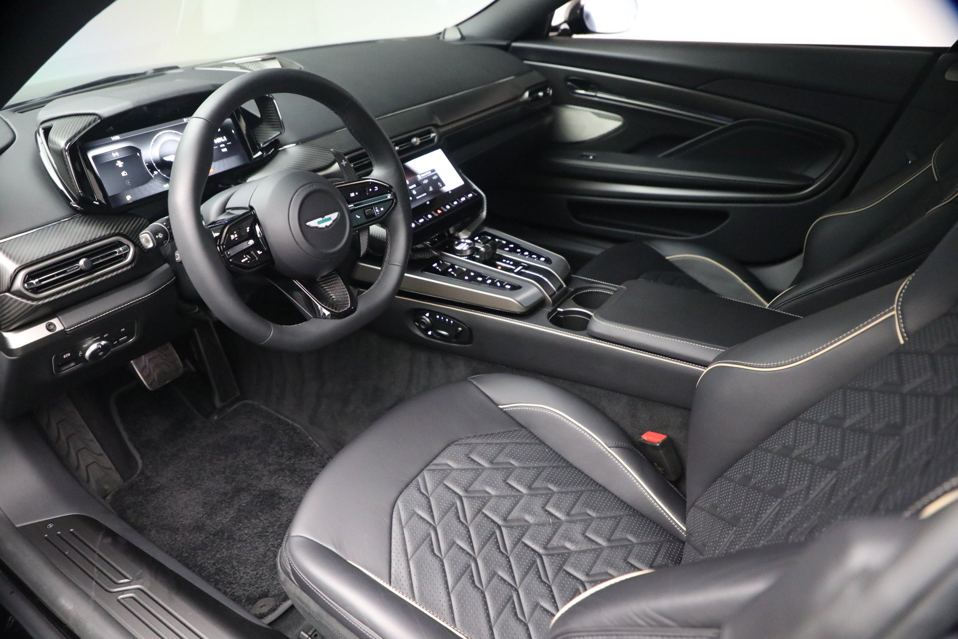 Used 2025 Aston Martin Vanquish RWD image 13