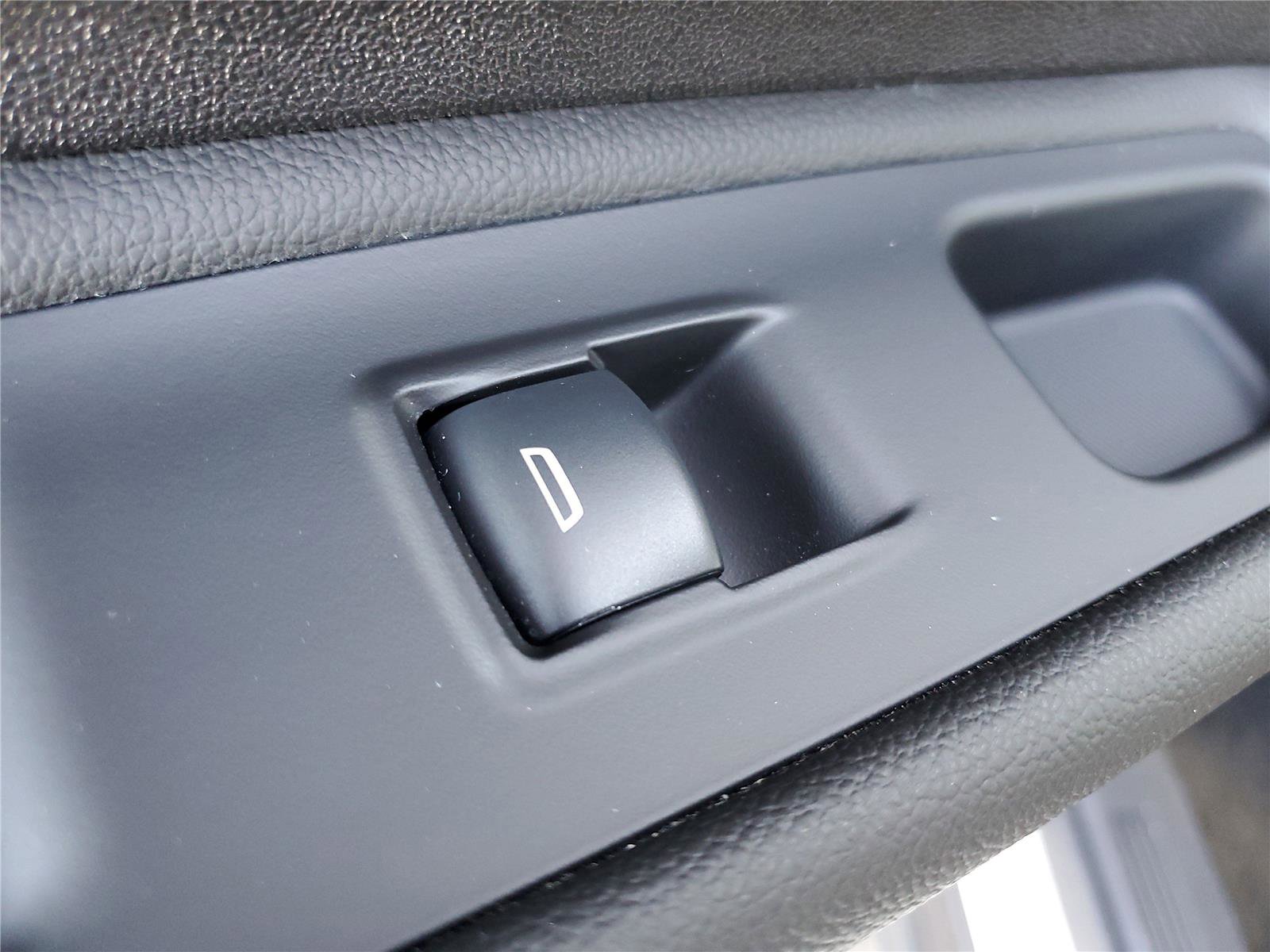 Used 2024 GMC Terrain SLE w/ Driver Convenience Package image 17