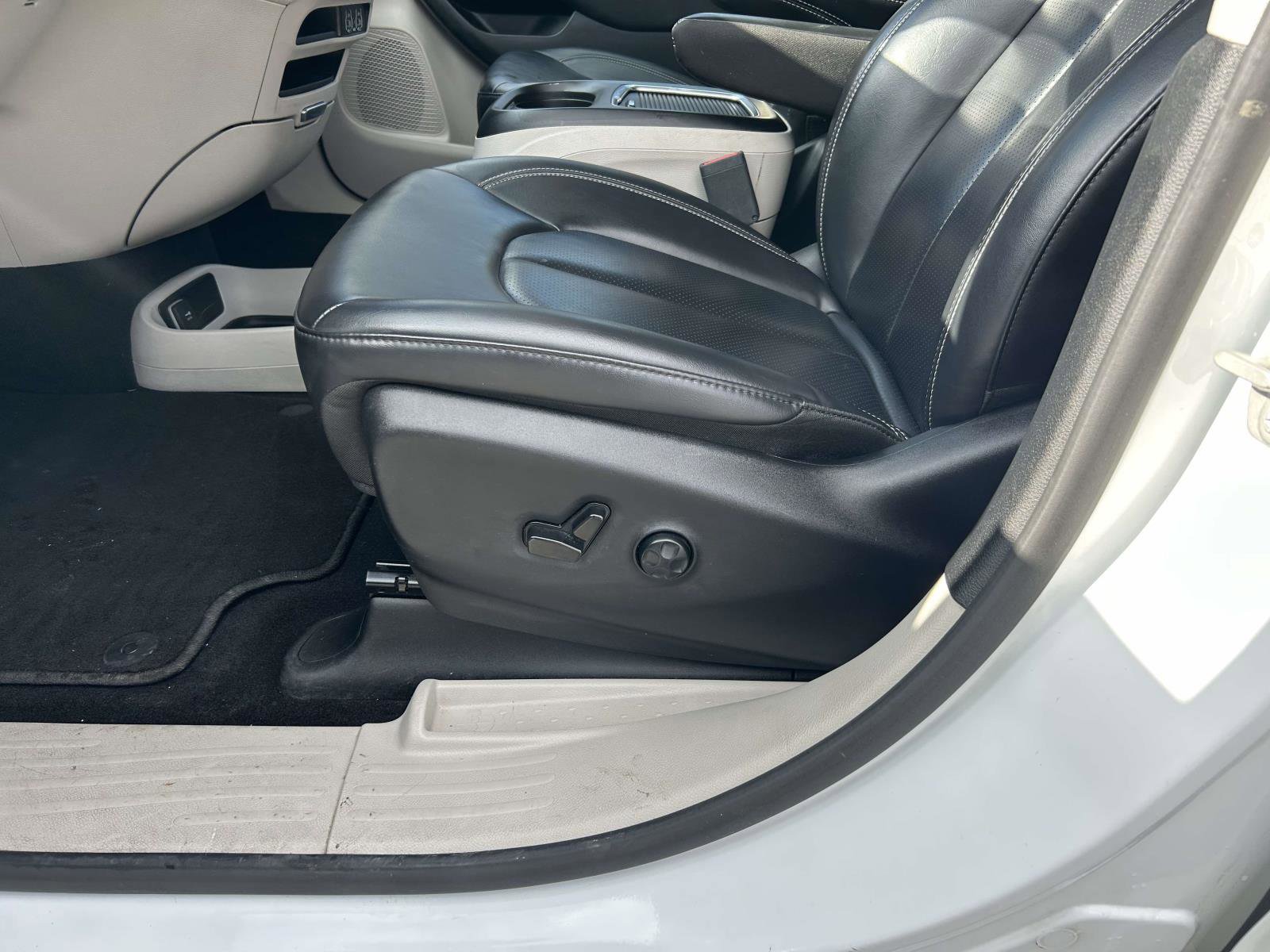 Used 2023 Chrysler Pacifica Touring-L image 20