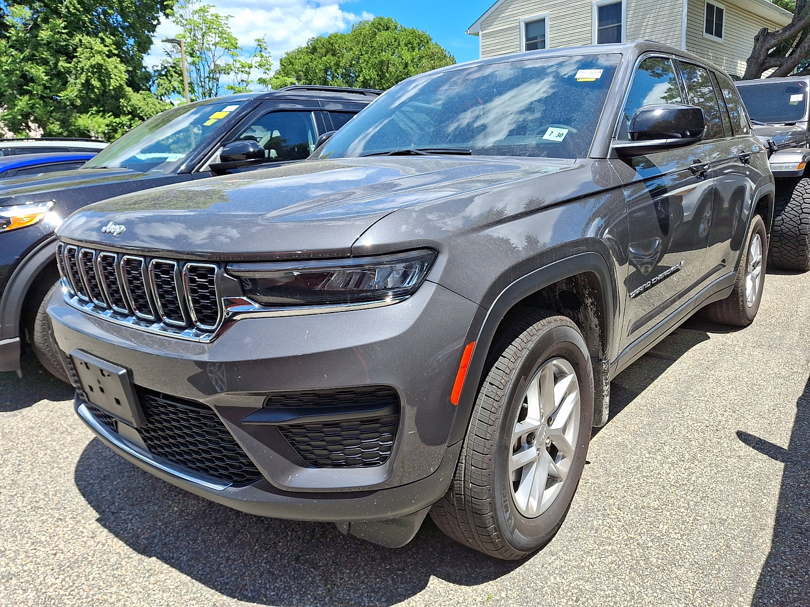Used 2025 Jeep Grand Cherokee Laredo X w/ Luxury Tech Group I AWD/4WD image 1