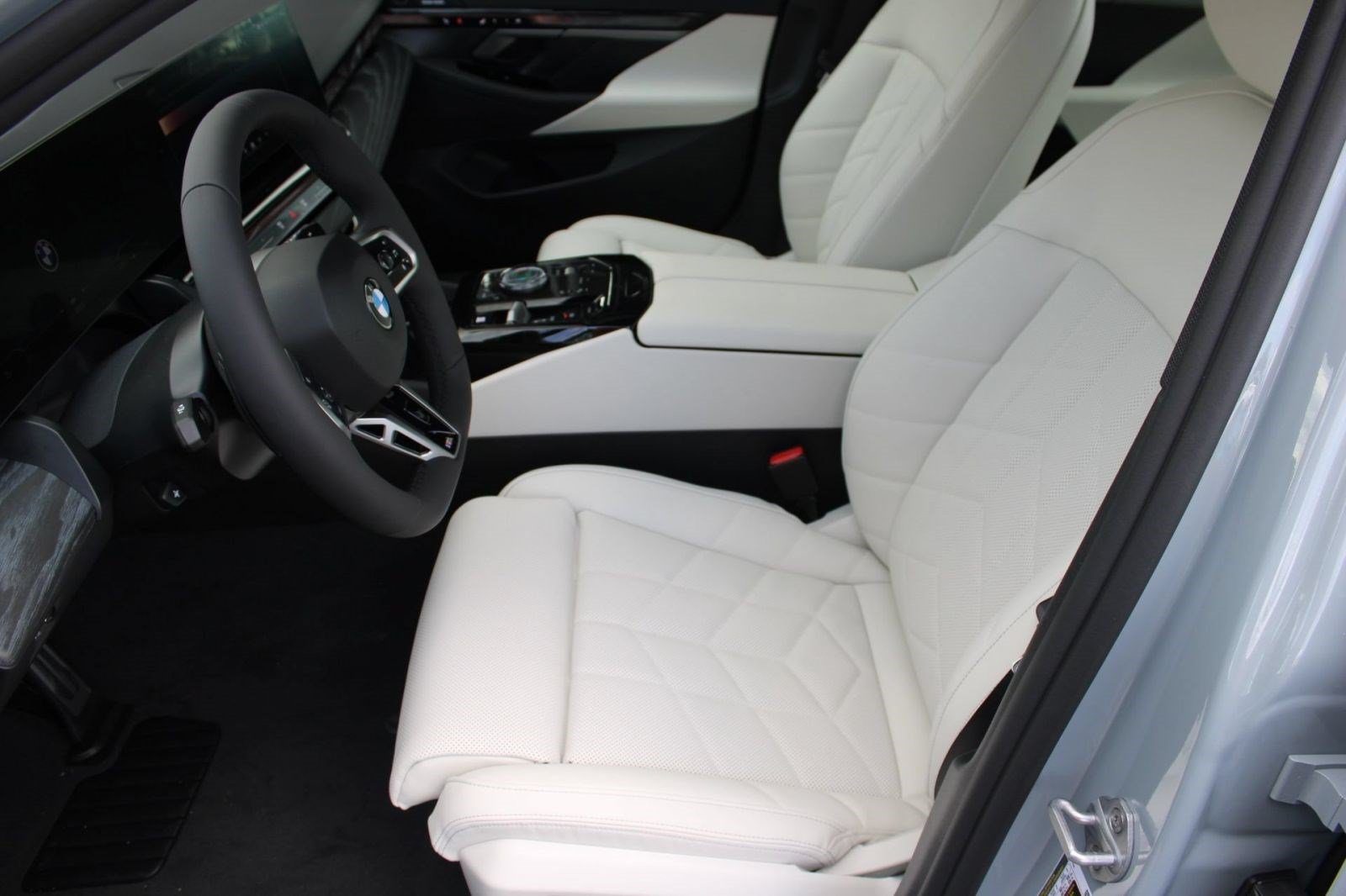 Used 2026 BMW 530i w/ M Sport Package RWD image 5