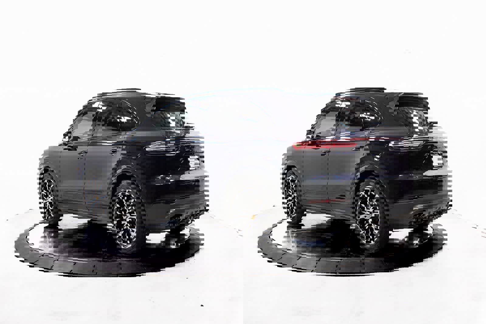 Certified 2023 Porsche Cayenne Platinum Edition w/ Assistance Package image 3